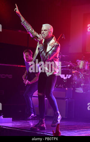 FORT LAUDERDALE, FL - Luglio 09: Tyler Glenn di alberi al neon compie durante un intimo notte fuori a vivere la rivoluzione il 9 luglio 2015 a Fort Lauderdale, Florida Persone: Tyler Glenn Foto Stock