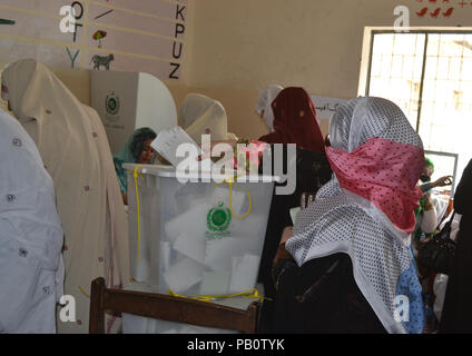 Quetta, Pakistan. Xxv Luglio, 2018. Cittadino di il Pakistan si getta il loro voto in corrispondenza di una stazione di polling durante il Pakistan elezioni generali di Quetta. Credito: Muhammad Arshad/Pacific Press/Alamy Live News Foto Stock