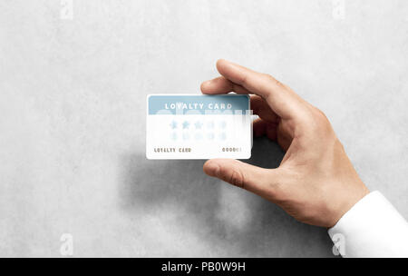 Tenere in mano la carta sconto modello con angoli arrotondati. Pianura ricompensa biglietti da visita mock up del braccio di contenimento. Plastica programma fedeltà mockup con visualizzazione dei punti. Foto Stock
