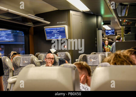 Leo Express, una privata ferrovia ceca e bus operator, inizierà ad operare sulla linea ferroviaria da Praga a Cracovia in Polonia, come del 20 luglio (foto), wit Foto Stock