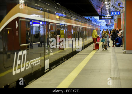 Leo Express, una privata ferrovia ceca e bus operator, inizierà ad operare sulla linea ferroviaria da Praga a Cracovia in Polonia, come del 20 luglio, con treni Foto Stock