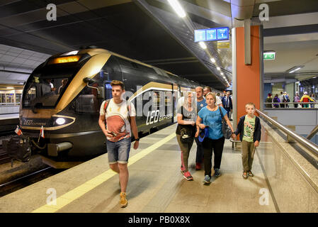 Leo Express, una privata ferrovia ceca e bus operator, inizierà ad operare sulla linea ferroviaria da Praga a Cracovia in Polonia, come del 20 luglio, con treni Foto Stock