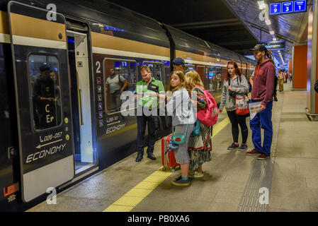 Leo Express, una privata ferrovia ceca e bus operator, inizierà ad operare sulla linea ferroviaria da Praga a Cracovia in Polonia, come del 20 luglio, con treni Foto Stock