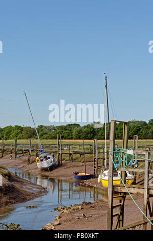 Yacht ormeggiati a bassa marea in macerazione River, Gibraltar Point,UK. Una riserva naturale sul bordo del lavaggio in Lincolnshire, Regno Unito Foto Stock