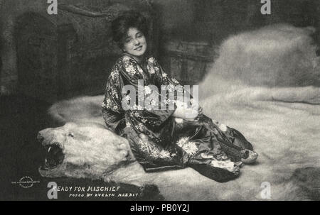 Evelyn Nesbit, pronto per il male, Ritratto sul tappeto Bear-Skin, cartolina, 1898 Foto Stock