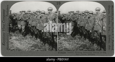 Generale Pershing decorare ufficiali della 89ª divisione, Treves, Germania, scheda Stereo, Keystone View Company, 1918 Foto Stock