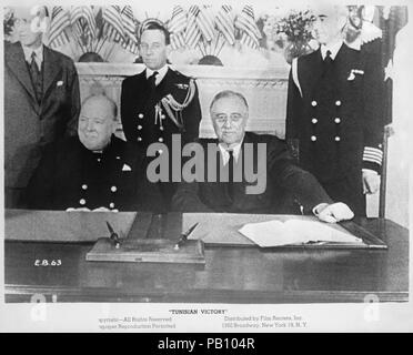 Il Primo ministro inglese Winston Churchill (L) e U.S. Il presidente Franklin Roosevelt incontro alla Casa Bianca durante la II Guerra Mondiale, 19 giugno 1942, pubblicità ancora dal film di propaganda, 'Vittoria tunisino', 1944 Foto Stock