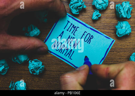 La scrittura della nota mostra il tempo per un nuovo normale. Business photo vetrina per rendere un grande cambiamento drammatico sostituire il previsto Foggy tenere in mano disegnato marcatore blu Foto Stock