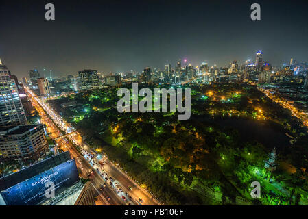 Notte skyline del centro cittadino di Bangkok con Parco Lumphinee Foto Stock