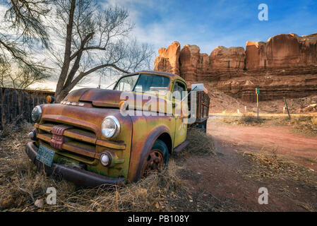 Deserta pickup Dodge veicolo parcheggiato nei pressi di scogli gemelli in Utah Foto Stock