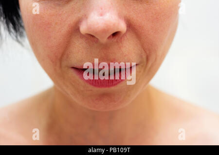 Parte del volto di donna shot close-up senza trucco. Foto Stock