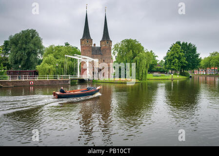 Il motoscafo sails presso i canali di Delft, Paesi Bassi Foto Stock