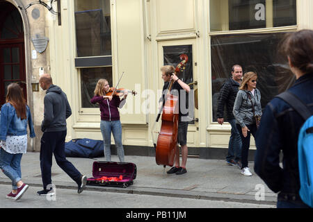 Musicisti musicista di strada di eseguire in via Cracovia Polonia Foto Stock