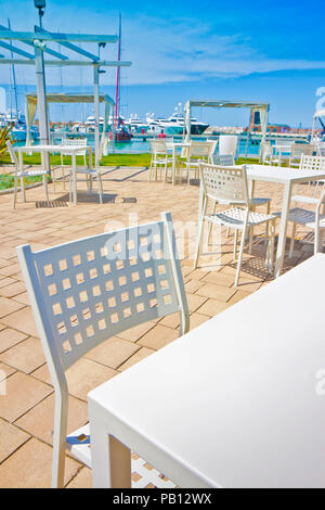 Outdoor cafe in un porto italiano - immagine con spazio di copia Foto Stock