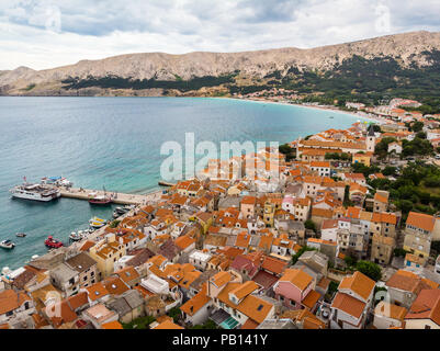 Antenna vista panoramica della città di Baska, popolare destinazione turistica sulla isola di Krk, Croazia, Europa Foto Stock