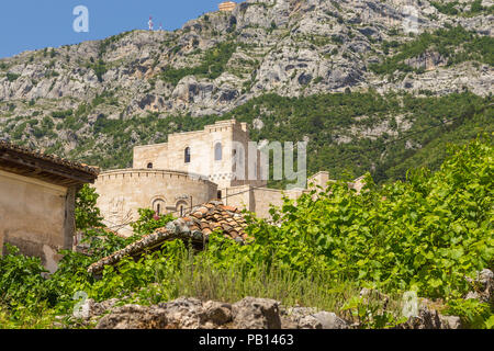 Kruja, Albania- 24 giugno 2014: Kruja Skanderbeg, il complesso del Castello con il museo di Kruja. Foto Stock