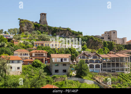 Kruja, Albania- 24 giugno 2014: mura e la torre di avvistamento al castello di Skandenberg complesso in Kruja. Fortezza medievale si trova su un altopiano roccioso. Foto Stock