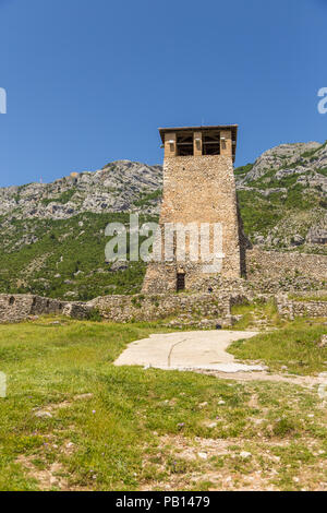 Kruja, Albania- 24 giugno 2014: mura e la torre di avvistamento al castello di Skandenberg complesso in Kruja. Fortezza medievale si trova su un altopiano roccioso. Foto Stock