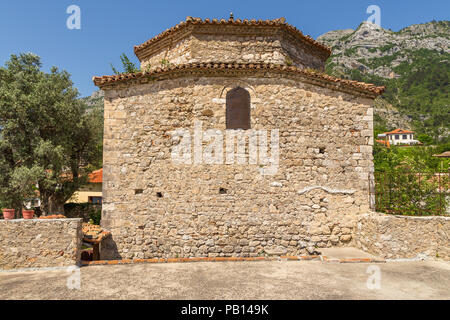 Kruja, Albania- 24 giugno 2014: Bukashyt Monastero di Skandenberg complesso del Castello di Kruja. Fortezza medievale si trova su un altopiano roccioso. Foto Stock