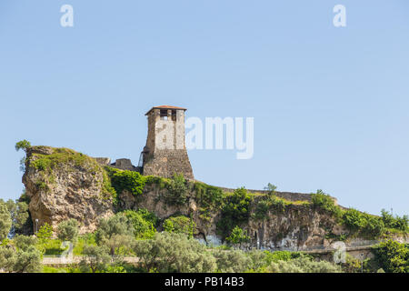 Kruja, Albania- 24 giugno 2014: mura e la torre di avvistamento al castello di Skandenberg complesso in Kruja. Fortezza medievale si trova su un altopiano roccioso. Foto Stock