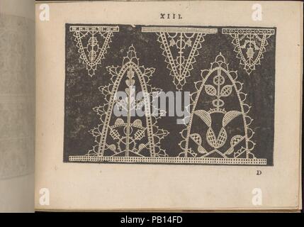 Prima Parte de' Fiori e disegni di varie sorti di ricami moderni, pagina 13 (recto). Autore: Giovanni Battista Ciotti (italiano, nato a Siena, ca. 1560). Dimensioni: complessivo: 5 5/16 x 7 5/16 in. (13,5 x 18,5 cm). Pubblicato in: Venezia. Editore: Francesco de' Franceschi (italiano, attivo del XVI secolo). Data: 1591. Scritto da Giovanni Battista Ciotti, pubblicato da Francesco de' Franceschi, italiano, attivo del XVI secolo. Dall'alto al basso e da sinistra a destra: Design composto da una sequenza alternata di capovolto e con il lato destro in alto decorato con i triangoli. Ogni triangolo è ornata con un diverso Foto Stock
