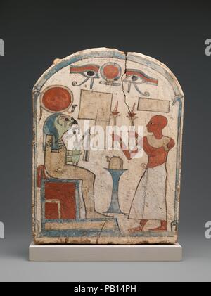 Stela con uomo offrendo al Re-Horakhty, incompiuto. Dimensioni: L. 17,8 × W. 2.2 × H. 22,9 cm (7 × 7/8 x 9 in.). Dynasty: Dynasty 25. Data: ca. 712-663 A.C. Risalente all'epoca Kushite, quando l'Egitto era controllata dal re dal sud dell'Egitto, questo round-sormontato stela raffigura una figura maschile offrendo bracieri di bruciare incenso al dio sole Re-Harakhty. La testa del supplicant è rasata, forse per indicare che egli è un sacerdote e indossa un ampio collare festival, del braccio e del polso del bande e un lungo kilt. Sui suoi piedi sono semplici sandali. Il Dio di cui egli si affaccia su un cavalletto che offre un cuscinetto rit Foto Stock