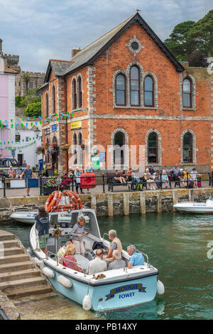 Gite in barca intorno al pittoresco porticciolo a Fowey in Oriente Cornwall dimostrando una molto popolare attrazione turistica in un caldo giorno d'estate in Luglio. Foto Stock