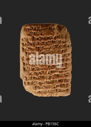 Amarna lettera: Royal Lettera di Ashur-uballit, il re di Assiria, per il re di Egitto. Dimensioni: H. 7.7 cm (3 1/16 in.); W. 5.5 cm (2 3/16 in.). Dynasty: Dynasty 18. Regno: regno di Akhenaten. Data: ca. 1353-1336 A.C. Questo documento è stato trovato nel tardo 1880 presso il sito di Amarna, il capitale religioso di Egitto sotto Akhenaton. Probabilmente è stato originariamente memorizzati negli uffici amministrativi che fanno parte di un complesso di palazzo nella parte centrale della città. È scritto in script cuneiformi su una argilla compressa utilizzando una stilo di canna. La lingua è un dialetto Assiro di accadico, <i>ling Foto Stock
