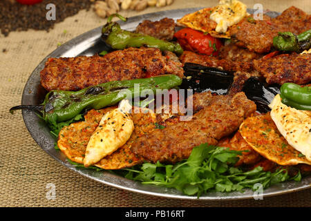 Kebab Mixed piastra, Bagno turco lahmacun, adana shish kebab, carne di pollo, polpetta, Foto Stock