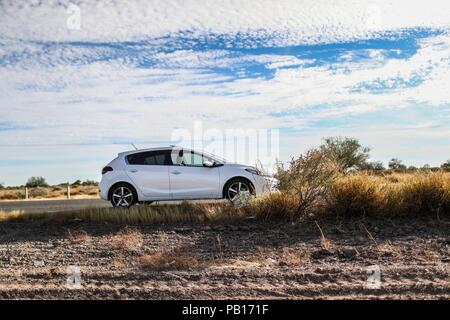 Auto Kia Forte. Huellas de auto, maquina. Paisaje característicos del desierto sonorense a la orilla de la carretera a la calle 12, Costa de Hermosillo y Bahia de Kino 26 diciembre 2007 (Foto: Luis Gutierrez /NortePhoto.com) Foto Stock