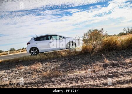 Auto Kia Forte. Huellas de auto, maquina. Paisaje característicos del desierto sonorense a la orilla de la carretera a la calle 12, Costa de Hermosillo y Bahia de Kino 26 diciembre 2007 (Foto: Luis Gutierrez /NortePhoto.com) Foto Stock