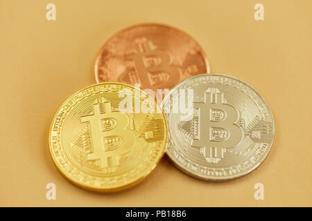 Oro Argento monete in bronzo con simbolo bitcoin come concetto cryptocurrency Foto Stock