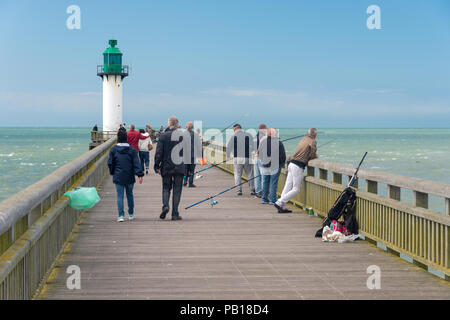 Calais, Francia - 19 Giugno 2018: gli scuotipaglia e i pescatori sul molo Ovest in estate. Foto Stock