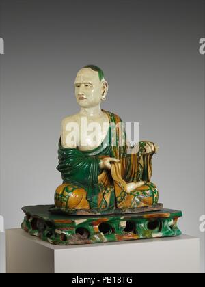 Arhat (Luohan). Cultura: la Cina. Dimensioni: H. (figura) 50. (127 cm); H. (con base) 92. (233,7 cm); W. 41 a. (104,1 cm); D. 38 a. (96,5 cm); Wt. 450 lbs (204.1 kg). Data: ca. 1000. Museo: Metropolitan Museum of Art di New York, Stati Uniti d'America. Foto Stock