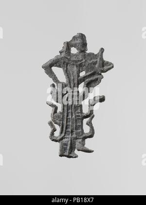 Portare la figura di una dea con un egida, probabilmente Athena. Cultura: greco, Laconian. Dimensioni: Altezza: 1 7/8 in. (4.7 cm). Data: 6th-5secolo A.C. Piatto piccolo figurine votive di piombo fuso sono stati trovati in grandi quantità presso gli antichi santuari di Laconia; oltre centomila, risalente al VII secolo A.C. e il periodo classico, erano dedicati alla dea Artemide Ortia a Sparta. Museo: Metropolitan Museum of Art di New York, Stati Uniti d'America. Foto Stock