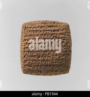Tavoletta cuneiforme: lettera privata. Cultura: Vecchia assiro colonia di trading. Dimensioni: 5,3 x 5 x 2 cm (2 1/8 x 2 x 3/4 in.). Data: ca. 20th del XIX secolo A.C. Kültepe, antica città di Kanesh era parte della rete di insediamenti commerciali stabiliti in Anatolia centrale dei mercanti di Ashur (in Assiria in Mesopotamia settentrionale) all'inizio del secondo millennio A.C. Distanze lunghe e spesso vivono separati dalle loro famiglie, questi mercanti scambiati ingenti quantitativi di merci, principalmente stagno e prodotti tessili per anatolica in rame e altri materiali. Sebbene i mercanti adottato molte Foto Stock