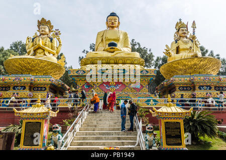 I tre Golden Statue di Buddha a Swayambhu Amideva Buddha Park, Kathmandu, Nepal Foto Stock