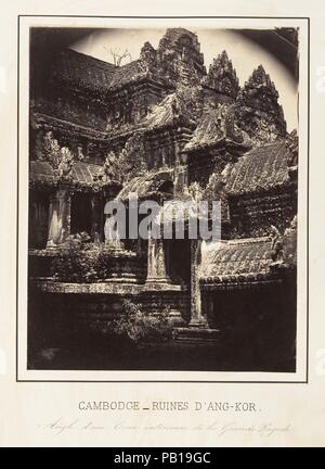 Angolo d'une Cour interna de la Grande Pagode. Artista: Emile Gsell (francese, Sainte-Marie-aux-mine 1838-1879 Vietnam). Dimensioni: 22,7 x 17,7 cm (8 15/16 x 6 15-16 in.). Data: 1866. La conquista di Saigon nel 1859 dall'Ammiraglio P. Rigault de Genouilly e la conseguente diffusione di influenza francese attraverso Indocina e la Cambogia è stato il primo successo coloniale del Secondo Impero. Per commemorare il raggiungimento l ammiraglio, diventato ministro della Marina, presentato Imperatrice Eugénie nel 1867 con questa lussuosamente legato album di fotografie dal titolo "Cochinchine et Cambogia.' comprendente ventisei immagine Foto Stock