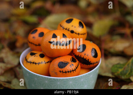 Po 'zucche' i mandarini per Halloween Foto Stock