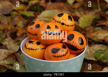 Po 'zucche' i mandarini per Halloween Foto Stock