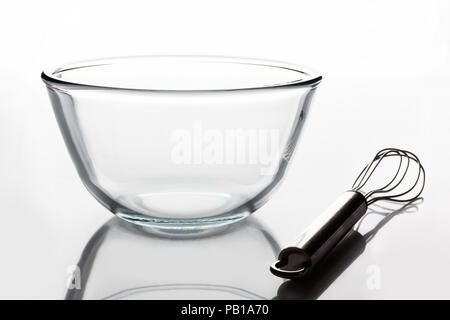 Trasparente come il vetro ciotola con baffo di metallo a parte su sfondo bianco vista laterale con la riflessione Foto Stock