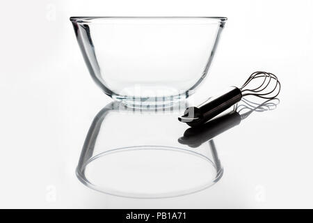 Trasparente come il vetro ciotola con baffo di metallo a parte su sfondo bianco vista laterale con la riflessione Foto Stock