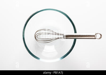 Trasparente come il vetro ciotola con baffo di metallo interno su sfondo bianco direttamente da sopra Foto Stock