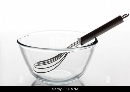 Trasparente come il vetro ciotola con baffo di metallo interno su sfondo bianco dal lato Foto Stock