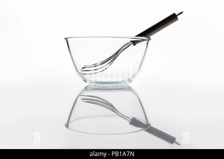 Trasparente come il vetro ciotola con baffo di metallo interno su sfondo bianco vista laterale con la riflessione Foto Stock