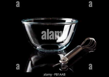 Trasparente come il vetro ciotola con baffo di metallo a parte su sfondo nero in vista laterale con la riflessione Foto Stock