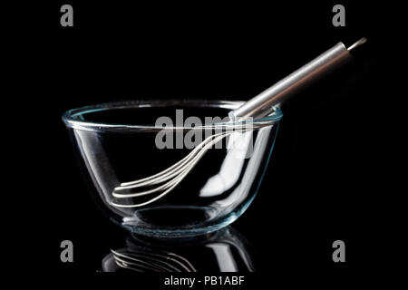 Trasparente come il vetro ciotola con baffo di metallo interno su sfondo nero dal lato Foto Stock