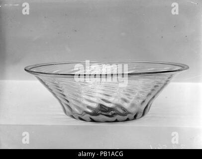 Ciotola. Cultura: American. Dimensioni: H. 2 15/16 in. (7,5 cm); Diam. 9 1/8 in. (23,2 cm). Data: 1800-1830. Museo: Metropolitan Museum of Art di New York, Stati Uniti d'America. Foto Stock