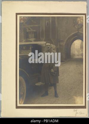 [Adolph Hitler lasciando Landsberg prigione]. Artista: Heinrich Hoffmann (Tedesco, 1885-1957). Dimensioni: 22,2 x 16,4 cm (8 3/4 x 6 7/16 in.). Montaggio: 29,3 cm × 22 cm (11 9/16 × 8 11/16 in.). Data: Dicembre 20, 1924. Museo: Metropolitan Museum of Art di New York, Stati Uniti d'America. Foto Stock