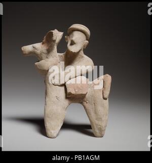 Figure di terracotta di un asino e pilota. Cultura: cipriota. Dimensioni: H. 4 7/16 in. (11,3 cm). Data: ca. 600-480 A.C. Il maschio ciclista siede sidesaddle sul suo supporto. Cavalli sarebbe stata di proprietà solo da individui con la più grande ricchezza e lo status sociale. Molte statuette di conserve di rendere chiaro che gli asini sono stati comunemente utilizzati per il trasporto di persone e merci. Museo: Metropolitan Museum of Art di New York, Stati Uniti d'America. Foto Stock